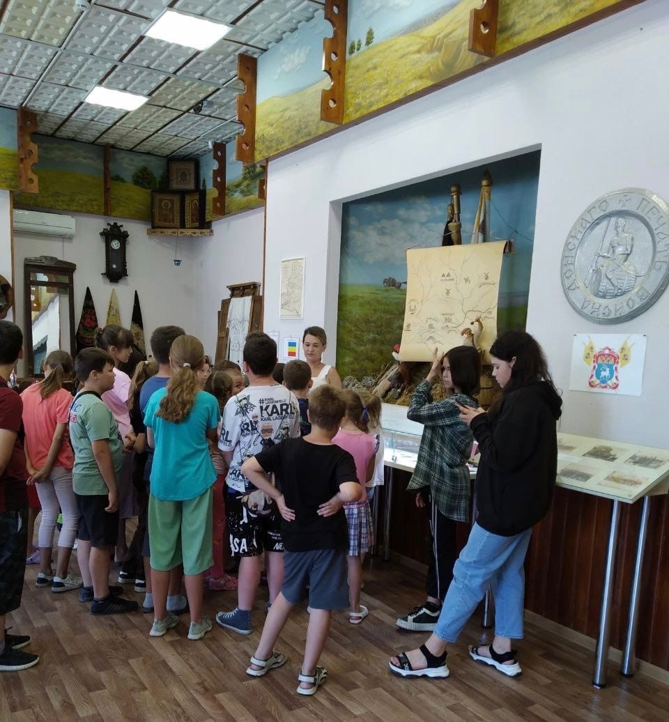 Девчонки и мальчишки из летнего лагеря МБОУ СОШ 6 в музее